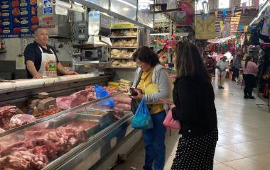 En el mercado Pino Suárez del Centro de Mazatlán se incrementan las compras para preparar la cena de Navidad.