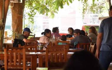 Restaurantes de Culiacán registran mayores costos de electricidad durante la temporada de altas temperaturas.