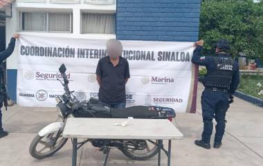 El detenido circulaba en una motocicleta robada junto con droga.