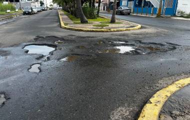 La Avenida Insurgentes queda con baches después de que se lograra desfogar el desbordamiento de la Laguna del Camarón.