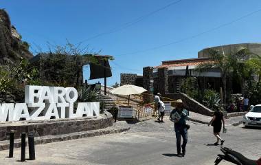 El ingreso al Faro de Mazatlán volvió a estar restringido debido a las altas temperaturas que se registran en el puerto.