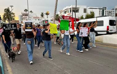 Alrededor de 60 personas y mascotas participaron en la manifestación.