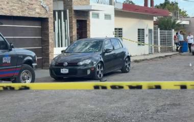 El automóvil presentó cerca de una veintena de impactos de bala entre el parabrisas y la carrocería.