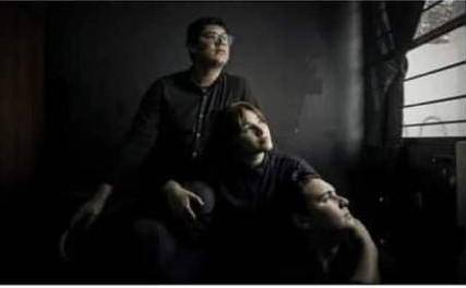 La Compañía Que no llueva porque lloro presenta las obras: “Emma/ un churro gratis” y “Cuando las flores caen”.