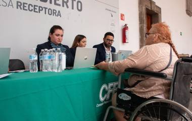 Personal de la CFE instaló el pasado viernes una mesa de atención en Jesús María para revisar medidores y recibos de sus habitantes.