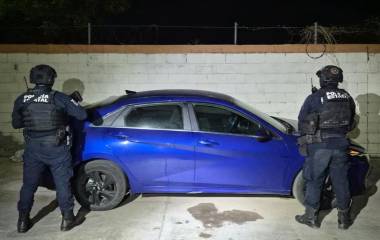 Vehículo recuperado por corporaciones estatales minutos después de haber sido despojado en Culiacán.