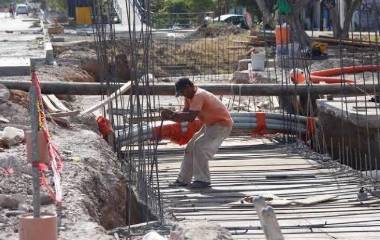De acuerdo con datos del INEGI, la reducción estuvo marcada principalmente por la menor actividad en edificación, otras construcciones y obras de agua, riego y saneamiento.