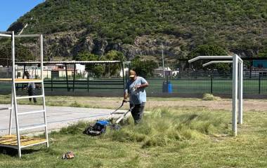 Personal del Gobierno de Ahome da trabajo de mantenimiento en campos deportivos.