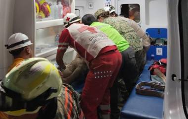 El primer minero rescatado en la sierra de Rosario recibe la atención de parte de personal médico de diferentes instituciones.