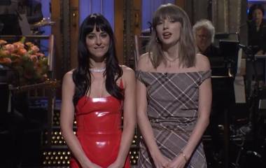 Dakota Johnson y Taylor Swift en ‘Saturday Night Live’
