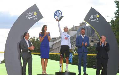 Isaac del Toro es premiado como el mejor joven del Tour.