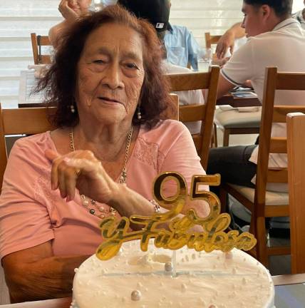 Guillermina Hi Solano celebra sus 95 años