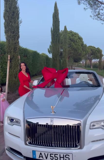 $!¡Un Rolls Royce!, el regalo de Navidad que recibió Cristiano Ronaldo de su esposa Georgina