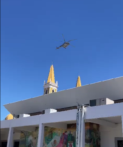 Sobrevuela helicóptero de la Marina el centro de Mazatlán