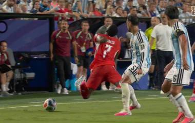 Breel Embolo vio la segunda amarilla tras esta acción.