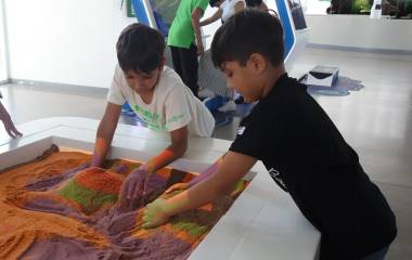 Niñas, niños y adolescentes participan en talleres de ciencia, robótica, astronomía y otras disciplinas durante el periodo vacacional.