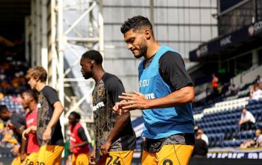 Raúl Jiménez aporta asistencia en primer triunfo del Wolverhampton.