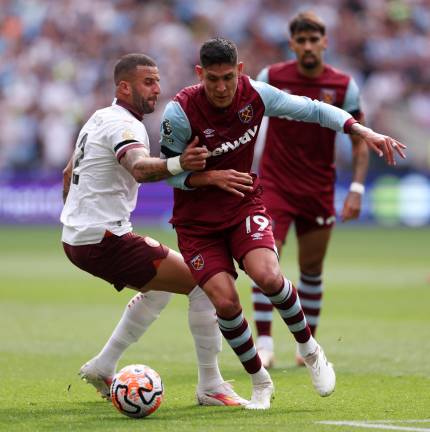 Edson Álvarez salió con algunas molestias físicas.