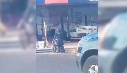 VIDEO de Policía de Mazatlán ayudando a cruzar la calle a un discapacitado, se vuelve viral