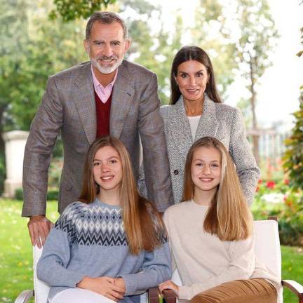 La Familia Real de España felicita la Navidad con una foto inédita tomada en sus jardines
