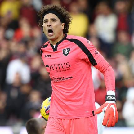 Guillermo Ochoa evitó la goleada al Salernitana.