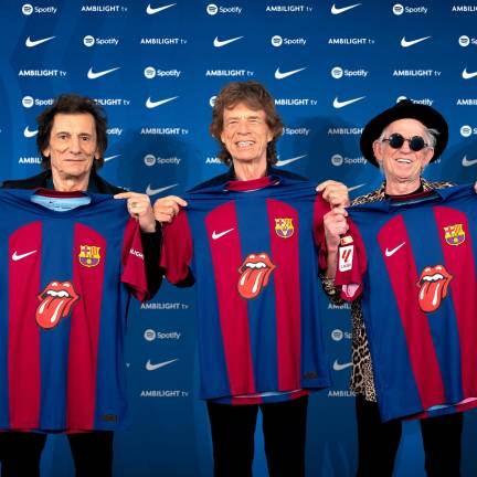 Ronnie Wood, Mick Jagger y Keith Richards posan con las camisetas del Barcelona.