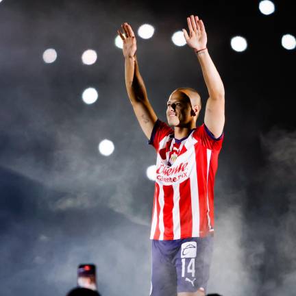Javier “Chicharito” Hernández es presentado ante la afición de Chivas.