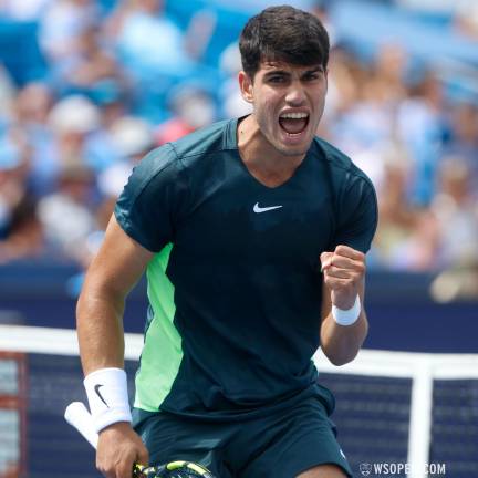 Carlos Alcaraz derrota en tres sets a Tommy Paul.