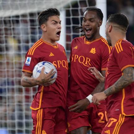 Paulo Dybala marca dos goles por la Roma.