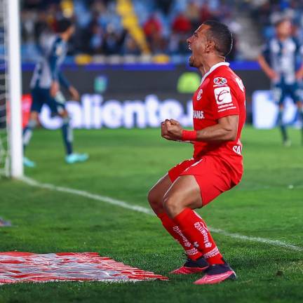 Camilo Sanvezzo anota el gol del triunfo del Pachuca.