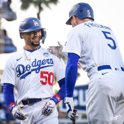 Mookie Betts pega dos jonrones.