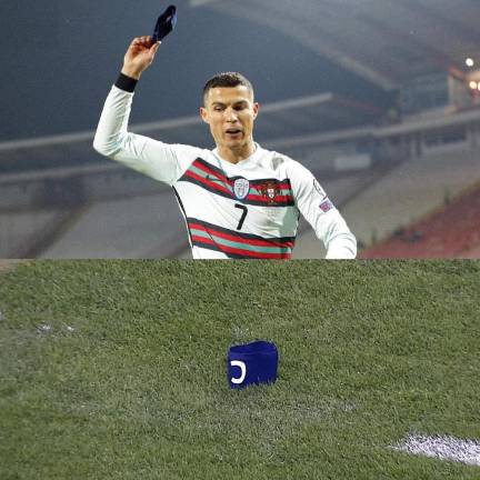 Cristiano Ronaldo arroja el gafete de capitán al césped.