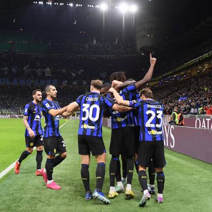 Inter vence al Lecce y sigue en la cima