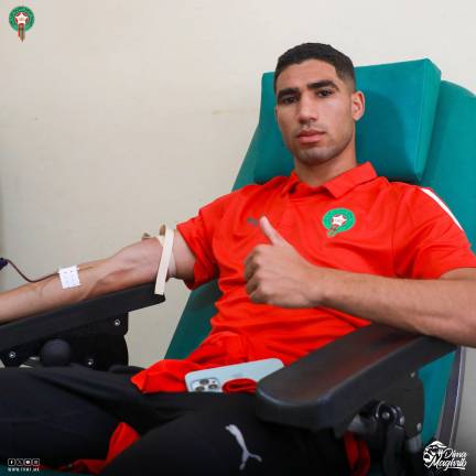 Achraf Hakimi al momento de donar sangre.