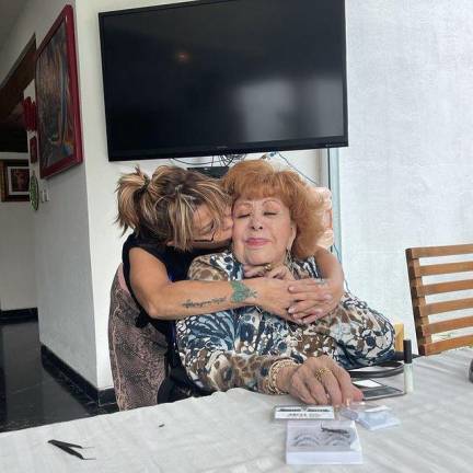 Alejandra Guzmán confirma sin darse cuenta que Silvia Pinal padece demencia senil