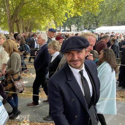 David Beckham hace fila como un ciudadano más para ver el féretro de Isabel II.