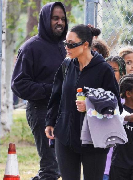 $!Kim Kardashian y Kanye West se dejan ver juntos en familia