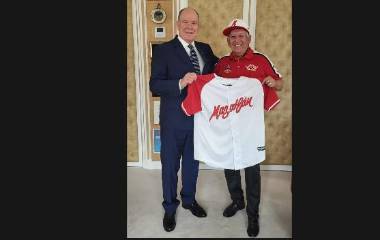 El Príncipa Alberto II de Mónaco posa con el jersey de Venados de Mazatlán, que le fue entregado por Ernesto “Erny” Sánchez Chávez.