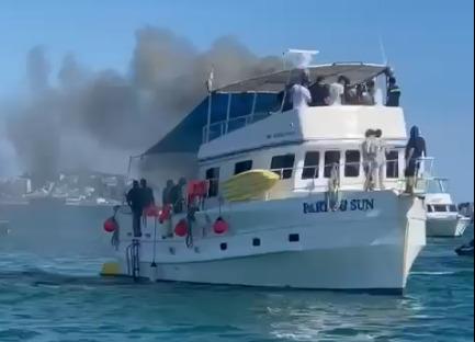 Se incendia cuarto de máquinas de yate en Mazatlán; rescatan a 21 pasajeros