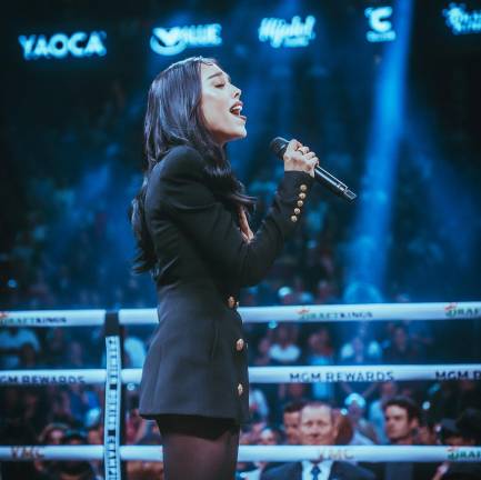 Danna Paola durante su participación al interpretar el Himno Nacional previo a la pelea entre Canelo y Charlo.