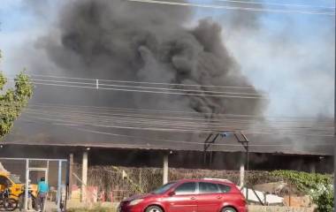 Bomberos y corporaciones de auxilio trabajaron para controlar el incendio registrado en un taller y bodega de embarcaciones en Los Mochis.