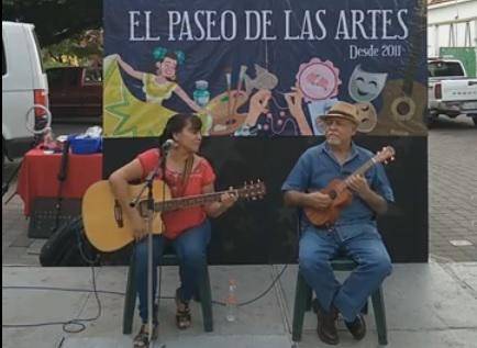 María Elena Osuna y Jesús Minguis Salas participan en el Paseo de las Artes con su voz, guitarra y ukelele.