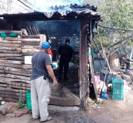 Se incendia vivienda de madera en poblado de Rosario