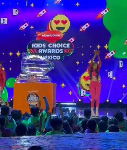 Kenia Os recibe el premio De Creador a Artista en los Kids Choice Awards 2022