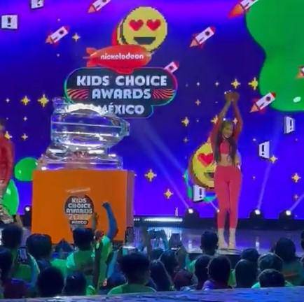 Kenia Os recibe el premio De Creador a Artista en los Kids Choice Awards 2022