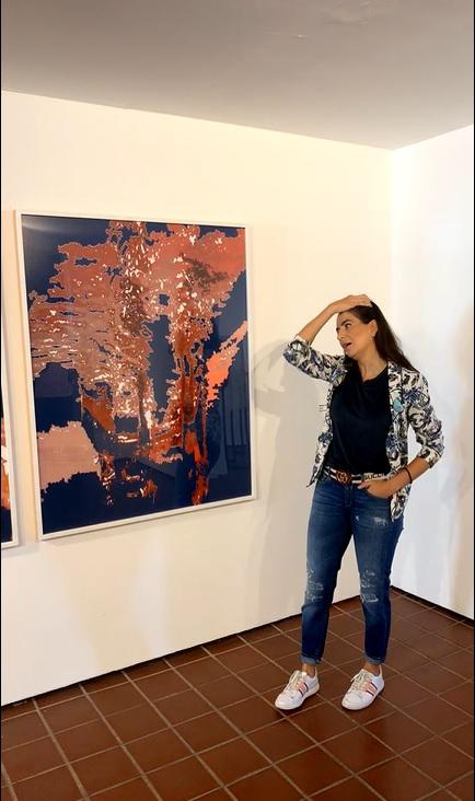 $!La artista durante el recorrido.