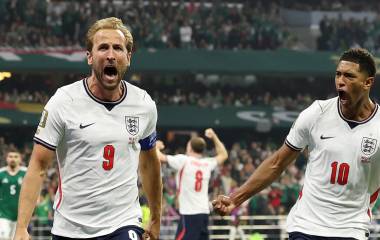 El capitán de Inglaterra (izq.) terminó afónico tras la victoria 3-2 sobre México en los octavos de final del Mundial 2026.