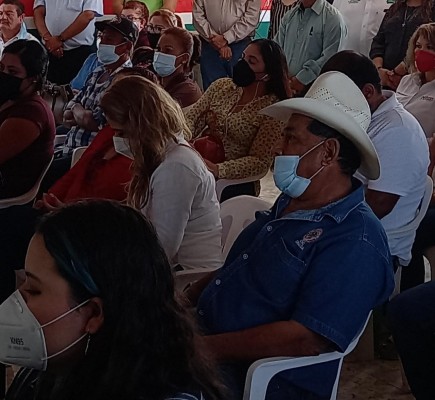 Recaudadora de Rentas en Escuinapa, Fernanda Oceguera, acude en horario laboral a evento de Mario Zamora