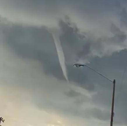 El fenómeno, del que hay decenas de vídeos en redes sociales, sorprendió a los alvaradenses durante lo que parecía una tranquila y cálida tarde.