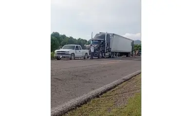 Despojan cajas de cerveza a trailero varado en la Mazatlán-Tepic